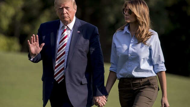 Donald Trump mit seiner Frau Melania zeigte sich nach den beiden Attentaten in seinem Land schockiert. (Bild: The Associated Press)