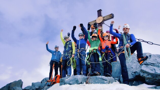 Klassenfoto mit Bergführern in 3798 Metern Höhe (Bild: Wallner Hannes/Kronenzeitung)