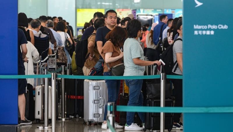 Lange Schlangen am Flughafen (Bild: AFP )