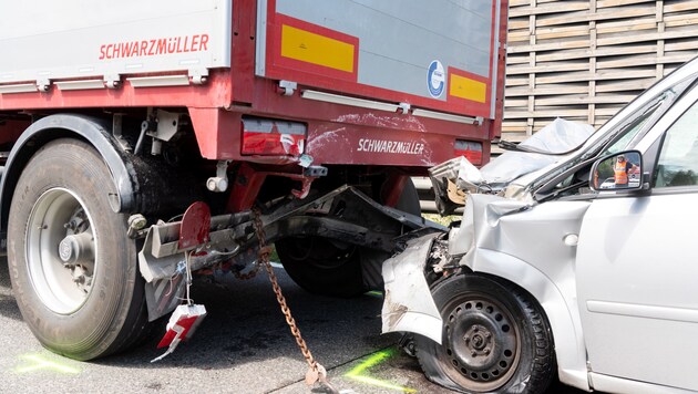 Drei Schwerverletzte forderte am Montag ein Auffahrunfall auf der A1 (Bild: FOTOKERSCHI.AT / KERSCHBAUMMAYR)