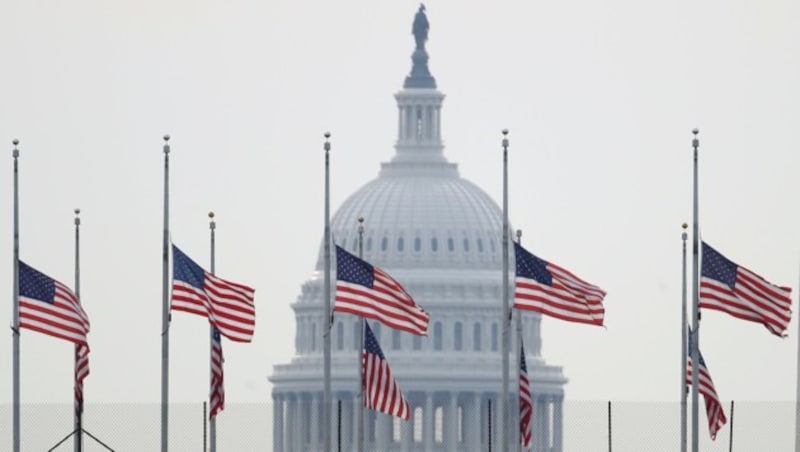 Nach den Massakern in Texas und Ohio hat Präsident Donald Trump angeordnet, am Weißen Haus und an anderen Regierungsgebäuden die US-Flaggen auf halbmast zu setzen. (Bild: APA/AFP/GETTY IMAGES/WIN MCNAMEE)