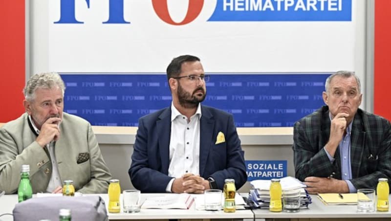 Andreas Mölzer (links), Christian Hafenecker (Mitte) und Wilhelm Brauneder (rechts) bei der Präsentation des Rohberichts der FPÖ-Historikerkommission in Wien (Bild: APA/Hans Punz)