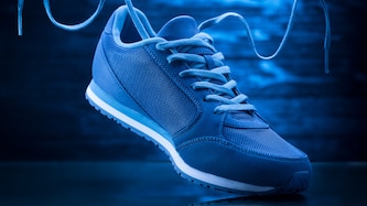 Polyurethan (PU) ist ein weicher Kunststoff, der unter anderem in Schuhsohlen und Matratzen zum ...