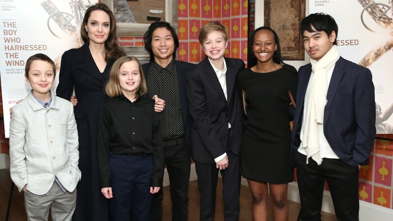 Angelina Jolie 2019 mit ihren sechs Kindern Knox Leon Jolie-Pitt, Vivienne Marcheline Jolie-Pitt, Pax Thien Jolie-Pitt, Shiloh Nouvel Jolie-Pitt, Zahara Marley Jolie-Pitt und Maddox Chivan Jolie-Pitt (Bild: 2019 Getty Images)