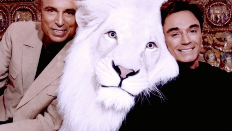 Das Magier-Duo Siegfried und Roy mit einem weißen Löwen (Bild: AFP)