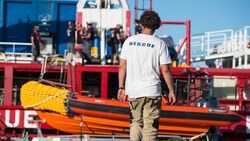 Die Seenotretter harren vor Italiens Küste aus - da sie dort jedoch nicht anlegen dürfen, verschlimmert sich die Situation an Bord rapide. (Bild: AFP)
