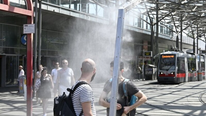 Eine Sprühnebeldusche auf einem Hydranten am Praterstern sorgt für Abkühlung. (Bild: APA/HANS PUNZ)