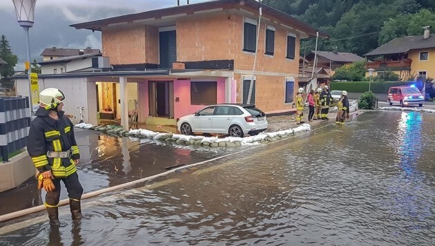 Überflutete Straßen und Keller am 29. Juli nach einem starken Regen. (Bild: ZOOM.TIROL)