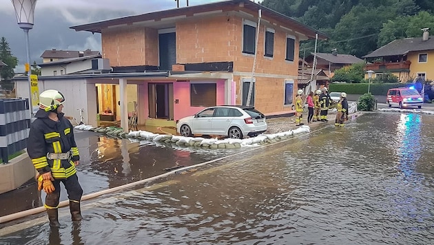 Überflutete Straßen und Keller am 29. Juli nach einem starken Regen. (Bild: ZOOM.TIROL)