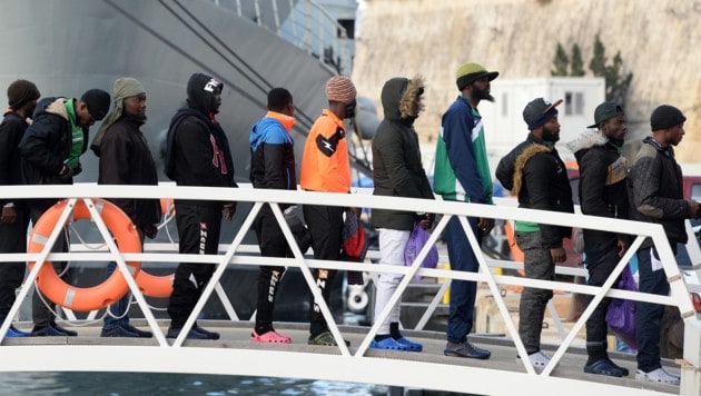 Migranten auf einem Schiff in Malta (Archivbild) (Bild: AFP)