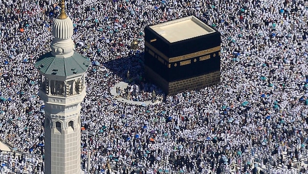 A mekkai nagymecset belseje egy haddzs idején (Bild: AP)