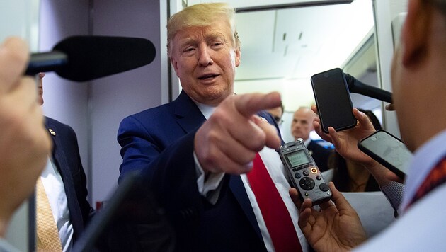 Trump vor Journalisten in El Paso (Bild: AFP)