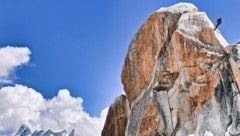 Ein Kletterer seilt sich vom Cosmique Grat der Aiguille du Midi (3842 m) ab, die von Chamonix auch per Seilbahn erreichbar ist. (Bild: Wallner Hannes/Kronenzeitung)