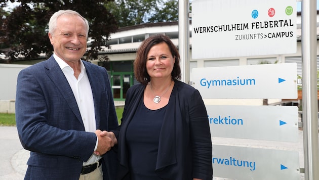 Werkschulheim Felbertal-Schuldirektor Heinz Edenhofner wechselt in den Ruhestand und übergibt die Leitung der Schule an seine Nachfolgerin Karin Starlinger-Baumgartinger. (Bild: Werkschulheim/Neumayr)
