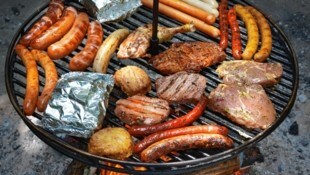 Grillen gehört für viele einfach zum Sommer dazu. (Bild: Petair - stock.adobe.com)