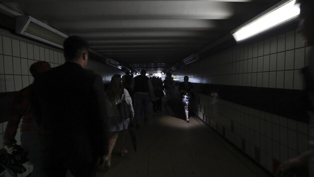 Dunkelheit im Bahnhof Clapham Junction in London: Viele Bahnhöfe waren von dem Stromausfall betroffen. (Bild: AP)