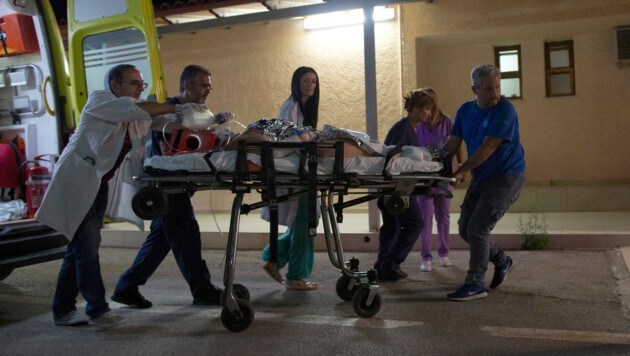 Ärzte und Sanitäter versorgen die Verletzten nach der Kollision zweier Boote in Griechenland. (Bild: AP)