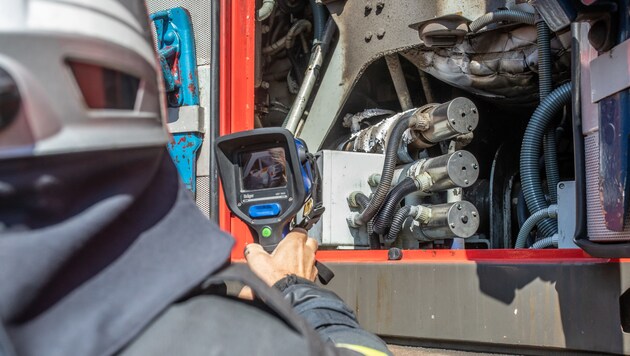 Mittels Wärmebildkamera suchte die Feuerwehr nach den heißen Stellen im sogenannten "Voheizgerät" der Diesellok. (Bild: Brunner Images)