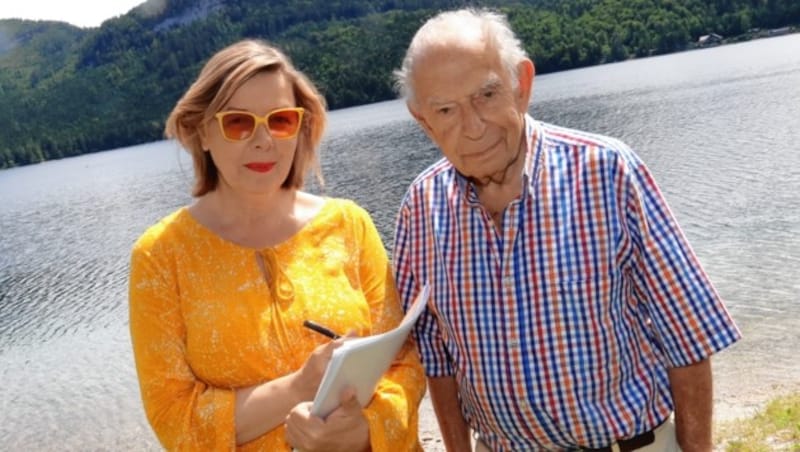 Mit Conny Bischofberger am Ufer des Sees, den der fast 90-jährige Autor gerne zu Fuß umquert. (Bild: Christian Jauschowetz)