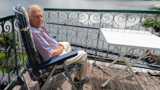 „Wahlsteirer“ Paul Lendvai am Balkon seines Feriendomizils in Altaussee: „Es ist mir alles so vertraut hier ...“ (Bild: Christian Jauschowetz)