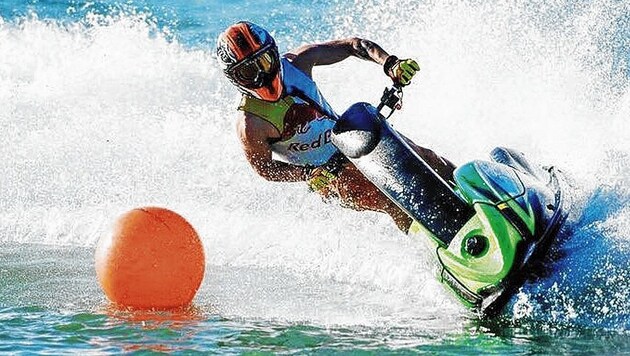 Andrea Dovizioso testet die Schräglagen auch mit dem Water Scooter. (Bild: zVg)