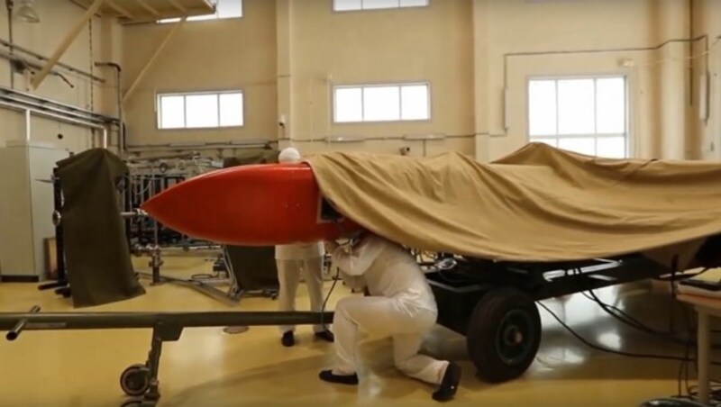 Eine Rakete vom Typ 9M730 Burewestnik in einer Fertigungshalle (Bild: YouTube.com/Russian Ministry of Defense)