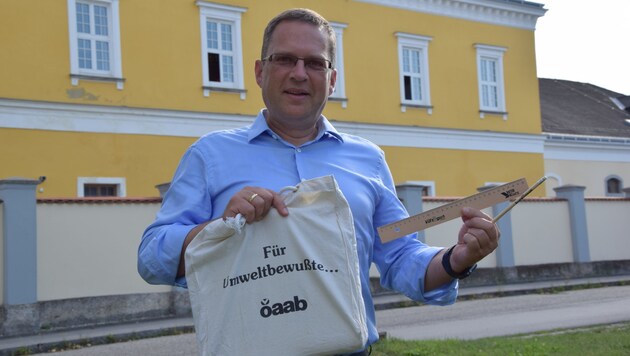 ÖVP-Klubobmann August Wöginger mit dem alten Sackerl und neuen, umweltbewussten Wahlkampfgeschenken aus Holz statt Plastik (Bild: Brandstätter)