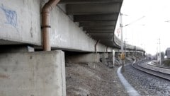 Eine Brücke, die keine ist: Die Fahrspuren der B 14 von Wien nach Klosterneuburg wurden teilweise als Hängekonstruktion errichtet. Warum, weiß heute niemand mehr. (Bild: Klemens Groh)