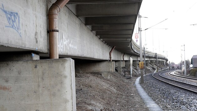 Eine Brücke, die keine ist: Die Fahrspuren der B 14 von Wien nach Klosterneuburg wurden teilweise als Hängekonstruktion errichtet. Warum, weiß heute niemand mehr. (Bild: Klemens Groh)