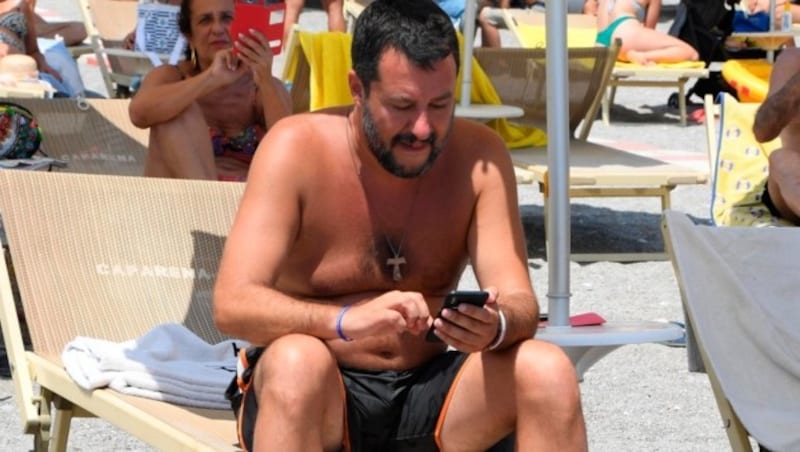 Innenminister Salvini auf Wahlkampf am Strand (Bild: AP/ANSA)