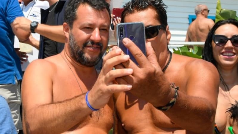 Innenminister Salvini auf Wahlkampf am Strand (Bild: AP/ANSA)