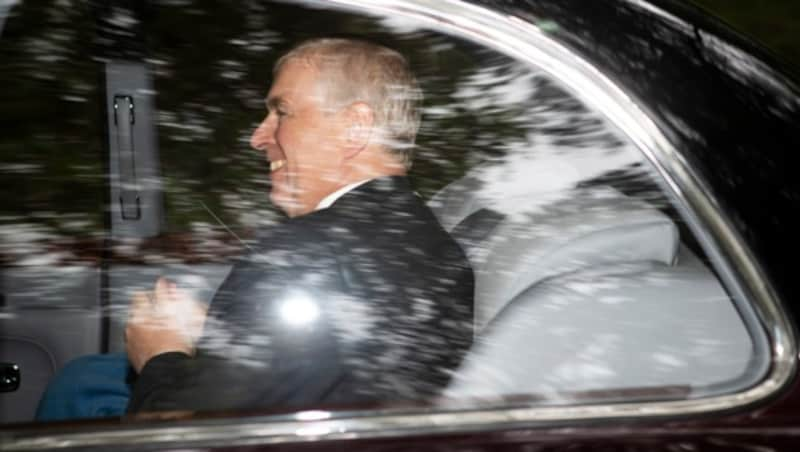 Prinz Andrew nach der Sonntagsmesse in der Crathie Kirk in Schottland (Bild: AP)