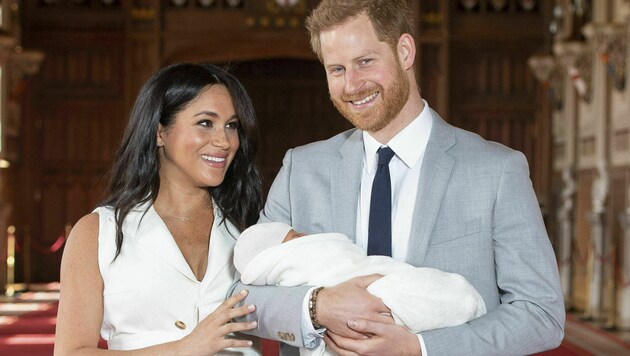 Herzogin Meghan und Prinz Harry mit Baby Archie (Bild: AP)