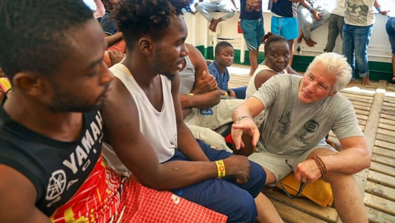 US-Schauspieler Richard Gere an Bord der Open Arms im Mittelmeer (Bild: ASSOCIATED PRESS)