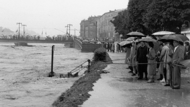 Die Menschen wollten es mit eigenen Augen sehen: Die Flut hat niemand vergessen (Bild: Stadtarchiv Salzburg, Fotosammlung Johann Barth)