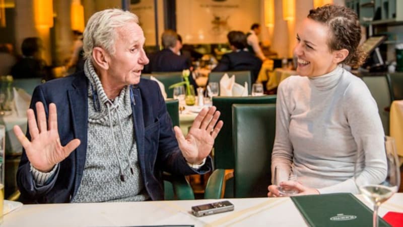 Klaus Eberhartinger im April 2019 im Gespräch mit Melanie Leitner beim „Plachutta“ (Bild: Michael Fraller)