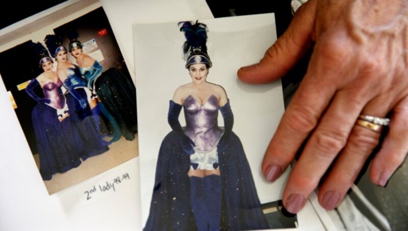 Opernsängerin Patricia Wulf zeigt Fotos von sich aus der Produktion „Die Zauberflöte“ im Jahr 1998 an der Washington Opera. (Bild: APA/AP)