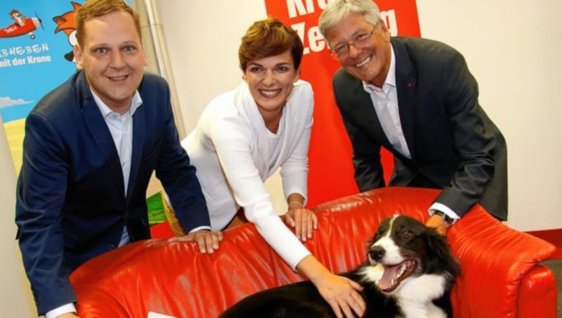 SPÖ-Parteichefin Pamela Rendi-Wagner mit Innovationssprecher Philip Kucher (li.) und Landeshauptmann Peter Kaiser sowie Redaktionshund „Louis“ bei einem Besuch bei der „Kärntner Krone“ (Bild: Uta Rojsek-Wiedergut, krone.at-Grafik)