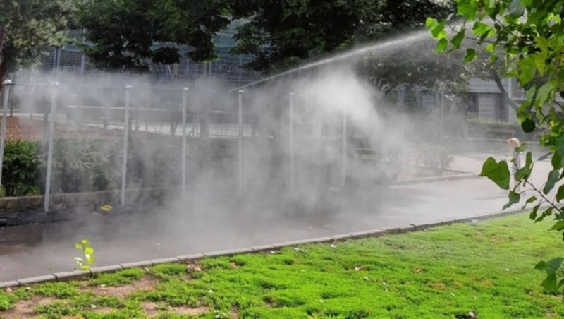 Auf dieser Aufnahme funktionierten die Sprühnebelduschen noch. Nach einem Vandalenakt mussten sie nur Tage später entfernt werden. (Bild: Christoph Weißenbäck)