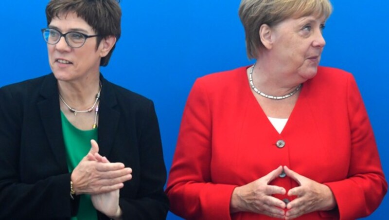 Annegret Kramp-Karrenbauer und Angela Merkel (Bild: AFP)