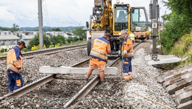 ÖBB-Mitarbeiter begannen nach dem Unfall vom Montag schon am Dienstag mit der Reparatur der Gleise. (Bild: FMT-Pictures)