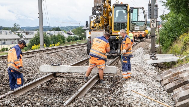 ÖBB-Mitarbeiter begannen nach dem Unfall vom Montag schon am Dienstag mit der Reparatur der Gleise. (Bild: FMT-Pictures)