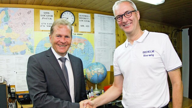 Bürgermeister Erich Rohrmoser mit Amateurfunker Herwig Klima (Bild: Gemeinde Saalfelden)