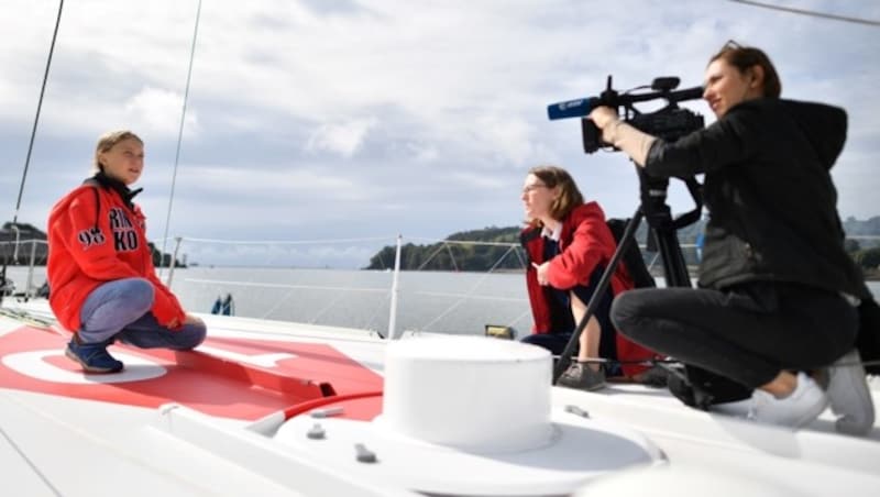 An Bord ist auch ein Filmemacher, der eine Doku über Thunbergs Reise plant. (Bild: AFP)