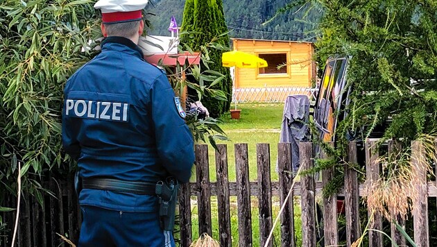 Auf einem Campingplatz in Neusiedl bei Pernitz wurde die Leiche eines Wiener Polizisten entdeckt. Seine Ehefrau dürfte den Mann nach einem Streit in alkoholisiertem Zustand überfahren haben. (Bild: APA/THOMAS LENGER, Peter Tomschi, krone.at-Grafik)
