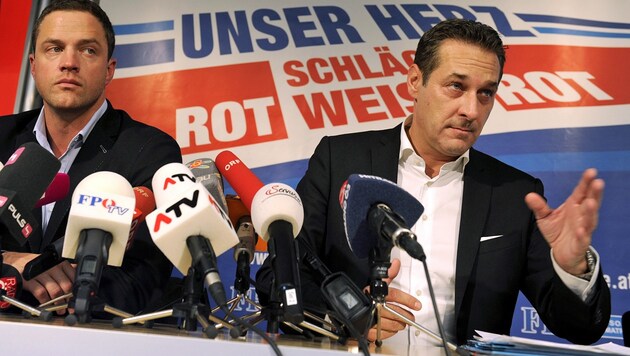 Alte FPÖ-Zeiten: Johann Gudenus (li.) und Heinz-Christian Strache bei einer gemeinsamen Pressekonferenz im Oktober 2015 (Bild: APA/Herbert Pfarrhofer)