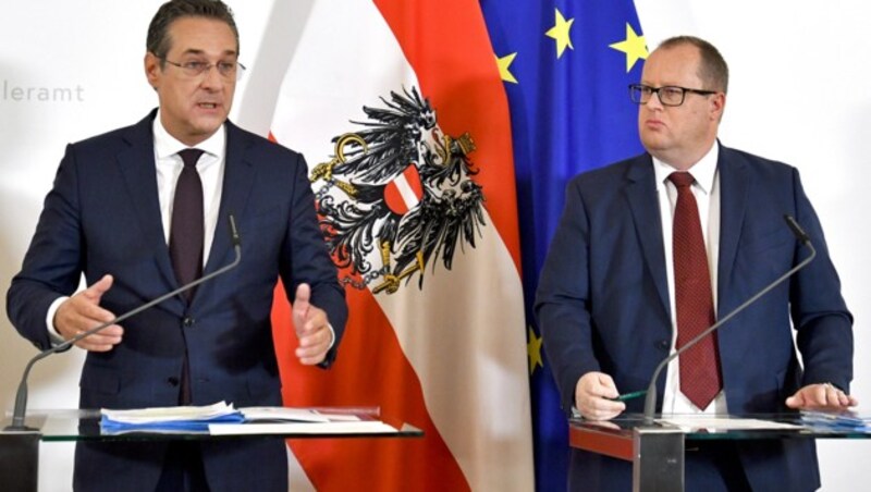 Ex-Vizekanzler Strache (li.), Ex-Staatssekretär Fuchs (Bild: APA/HERBERT NEUBAUER)