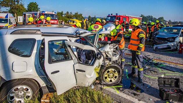 Die beiden Pkw wurden zerstört, vier Insassen schwer verletzt (Bild: Hermann Kollinger)