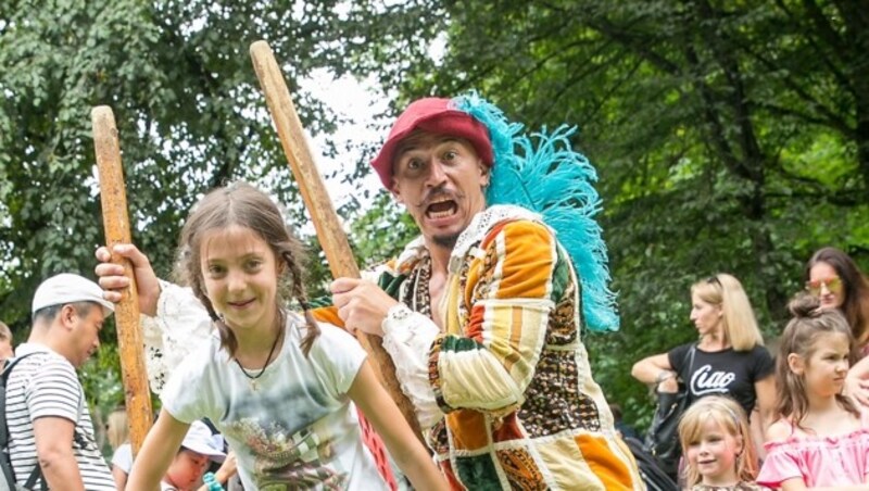 Emma versuchte sich auf den Stelzen. (Bild: Christian Forcher)