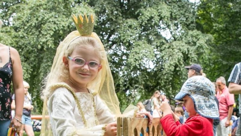 Prinzessin Maya (5) im Schlosspark. (Bild: Christian Forcher)